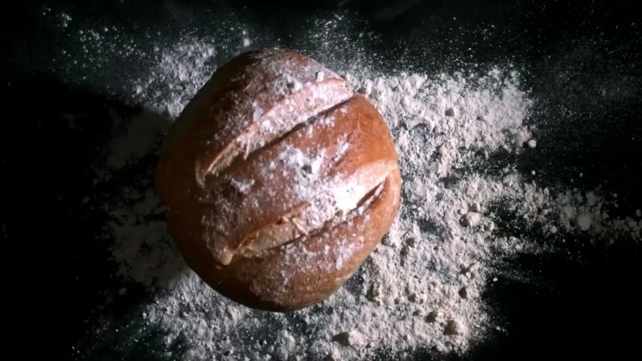 Pane che cade nella farina, dallo showreel di Fornace